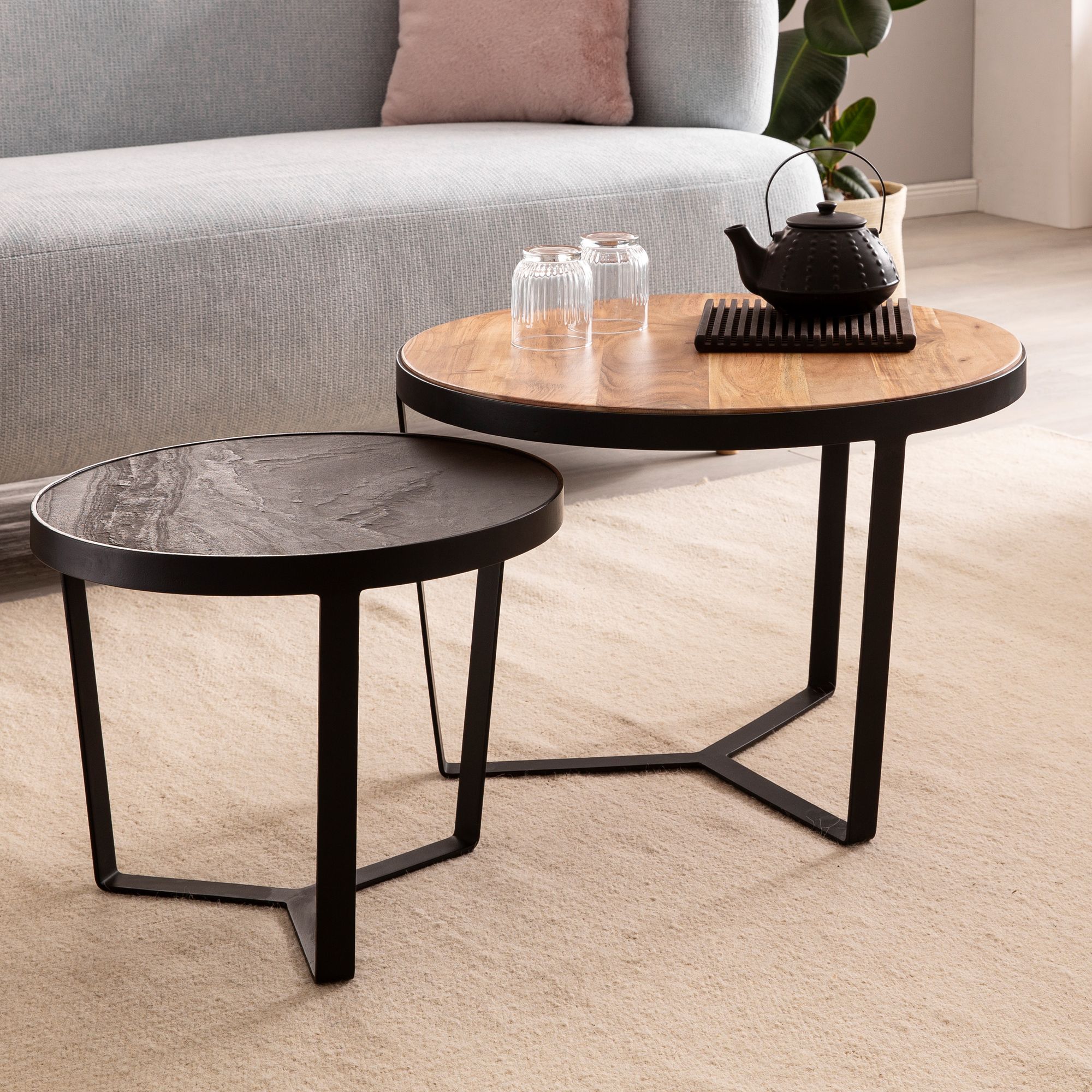 FineBuy Couchtisch 2er Set Akazie Massivholz / Steinoptik Wohnzimmertisch Rund, Satztisch mit Metallgestell, Kaffeetisch Modern, Sofatisch Verschachtelungstisch 2-teilig | Farbe: Schwarz