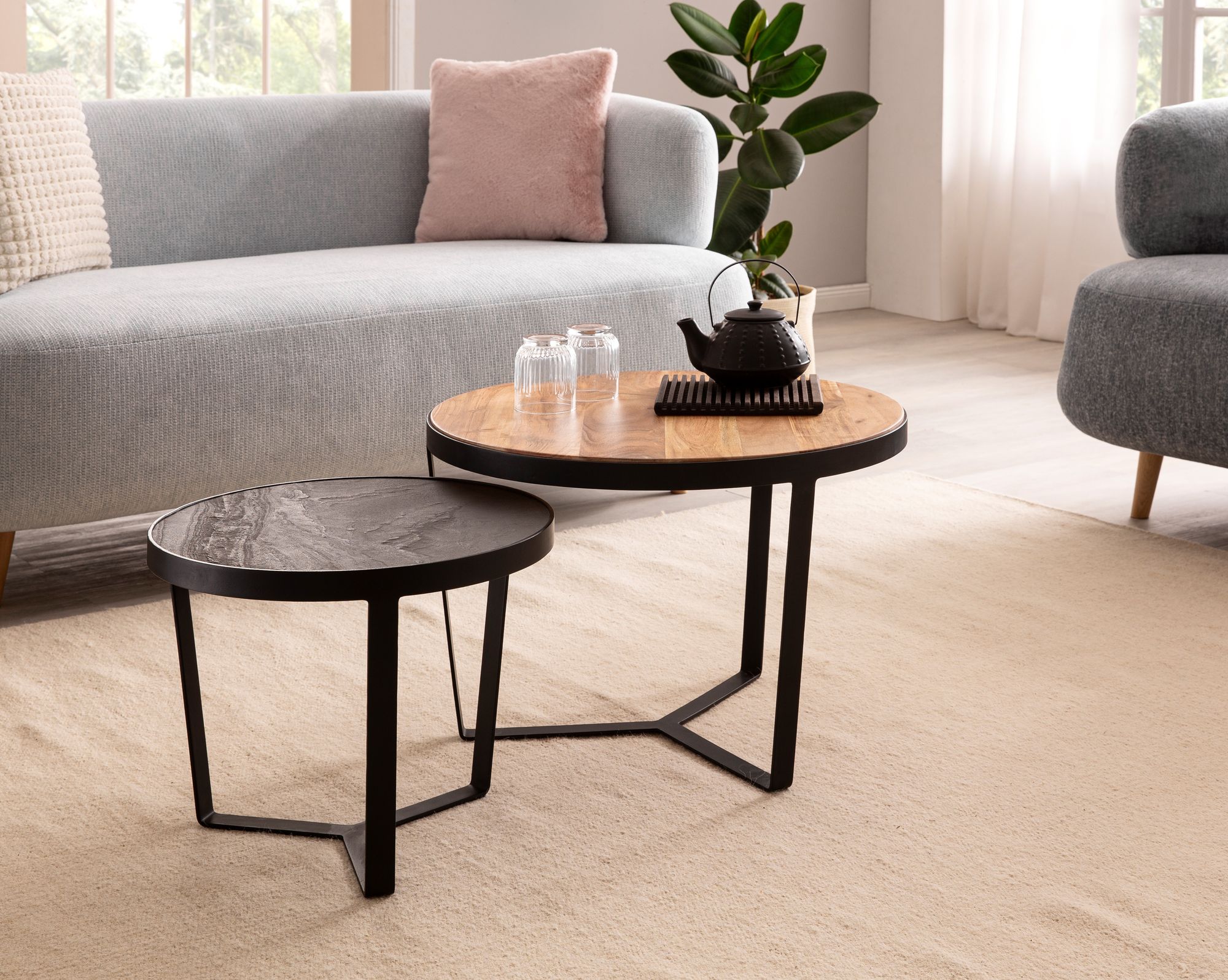 FineBuy Couchtisch 2er Set Akazie Massivholz / Steinoptik Wohnzimmertisch Rund, Satztisch mit Metallgestell, Kaffeetisch Modern, Sofatisch Verschachtelungstisch 2-teilig | Farbe: Schwarz