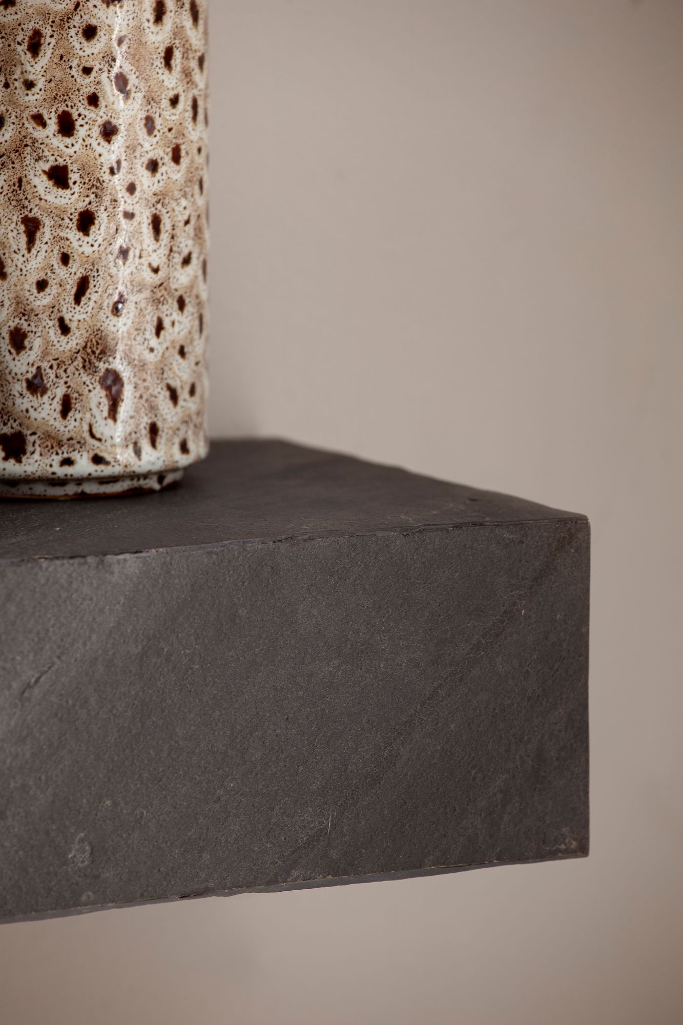 FineBuy Wandregal Mango Massivholz / Steinoptik Hängeregal Modern, Design Schweberegal Rechteckig, Regal Hängend Wohnzimmer Anthrazit | Farbe: Anthrazit