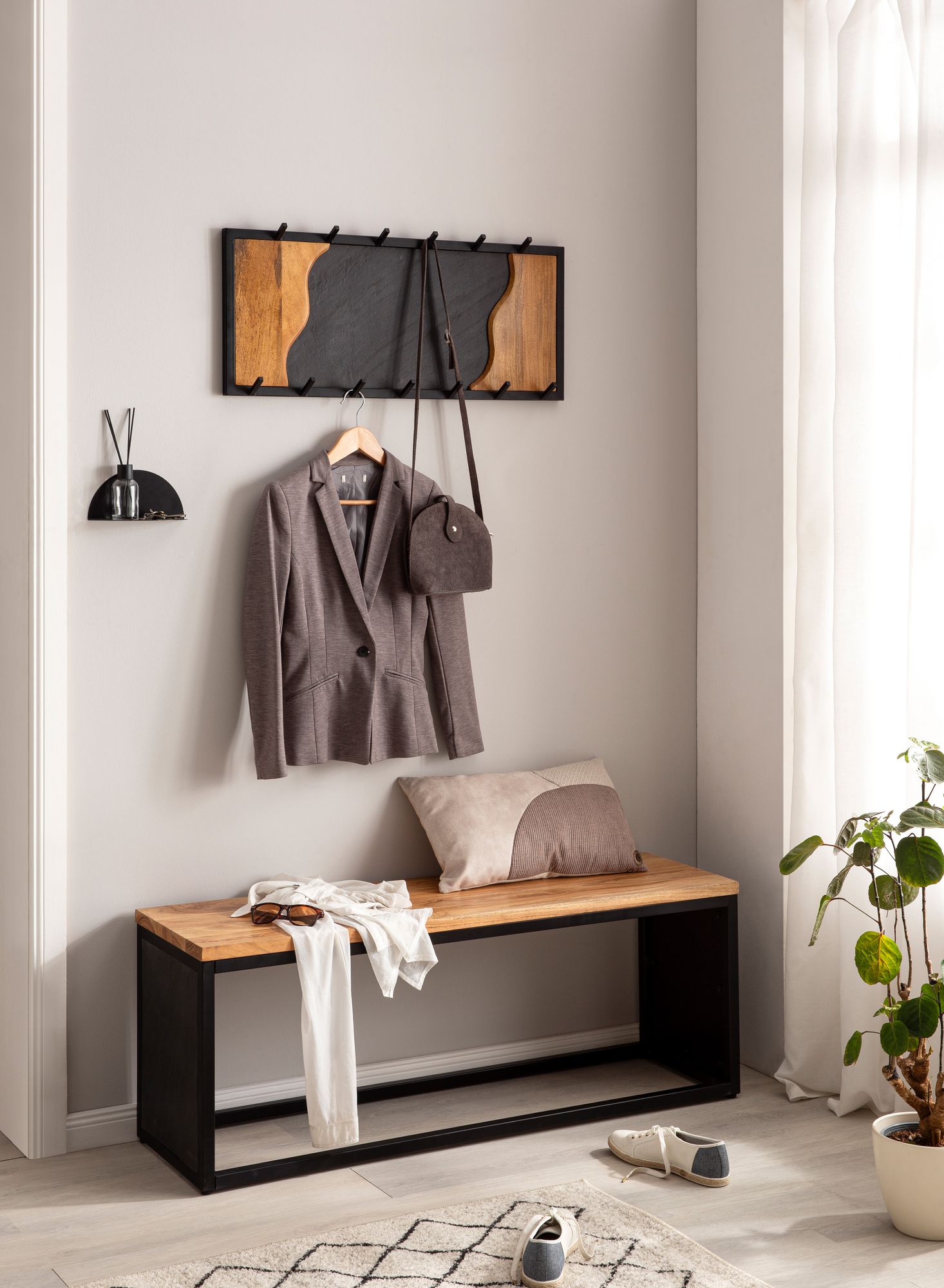 FineBuy Wandgarderobe Mango Massivholz / Steinoptik 80x36x6 cm, Hakenleiste für Jacken, Schals und Mützen, Flurgarderobe mit Wellenmuster, Garderobe Wand Holz mit Metallrahmen | Farbe: Schwarz FineBuy Wandgarderobe Mango Massivholz / Steinoptik 80x36x6 cm, Hakenleiste für Jacken, Schals und Mützen, Flurgarderobe mit Wellenmuster, Garderobe Wand Holz mit Metallrahmen | Farbe: Schwarz