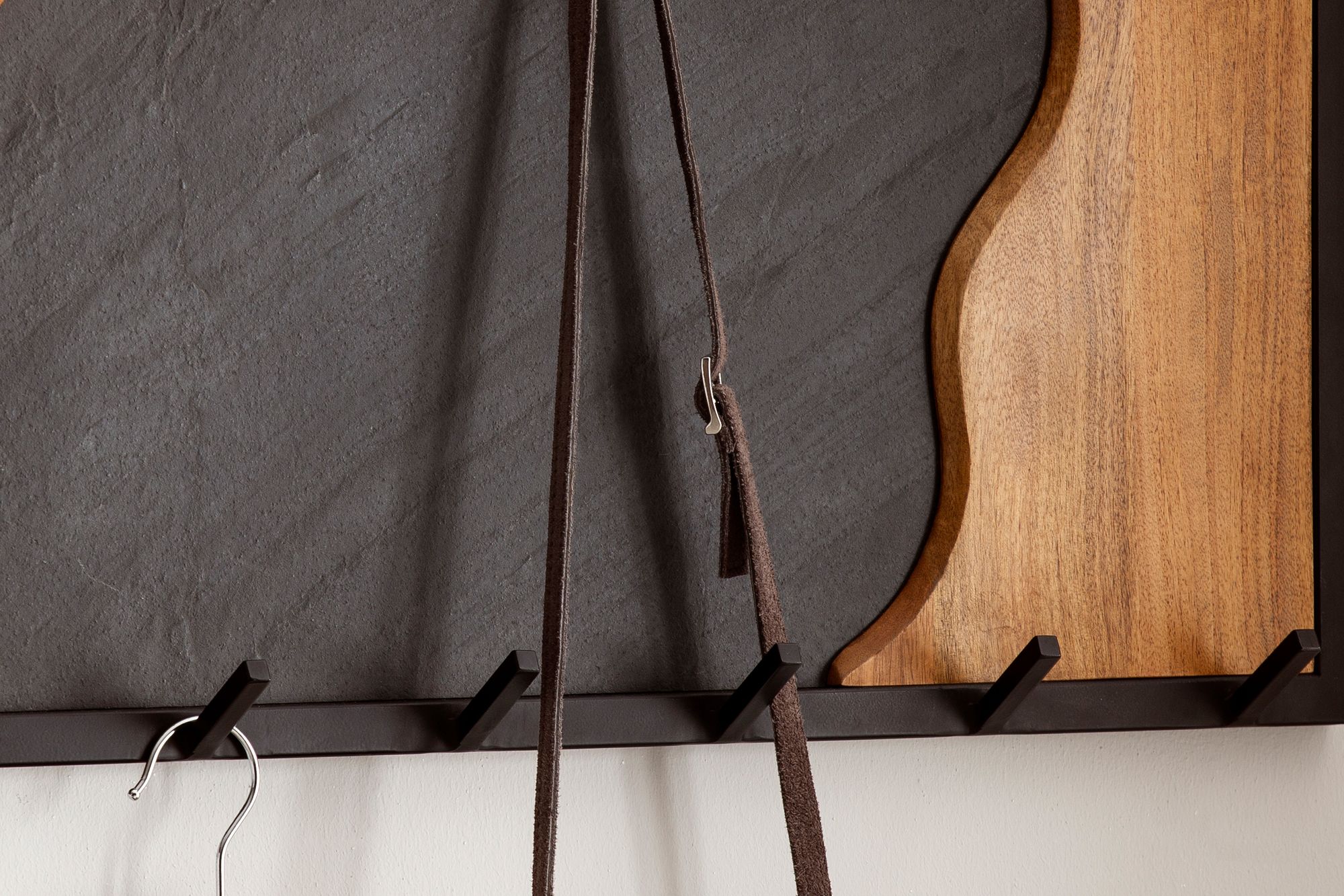 FineBuy Wandgarderobe Mango Massivholz / Steinoptik 80x36x6 cm, Hakenleiste für Jacken, Schals und Mützen, Flurgarderobe mit Wellenmuster, Garderobe Wand Holz mit Metallrahmen | Farbe: Schwarz FineBuy Wandgarderobe Mango Massivholz / Steinoptik 80x36x6 cm, Hakenleiste für Jacken, Schals und Mützen, Flurgarderobe mit Wellenmuster, Garderobe Wand Holz mit Metallrahmen | Farbe: Schwarz