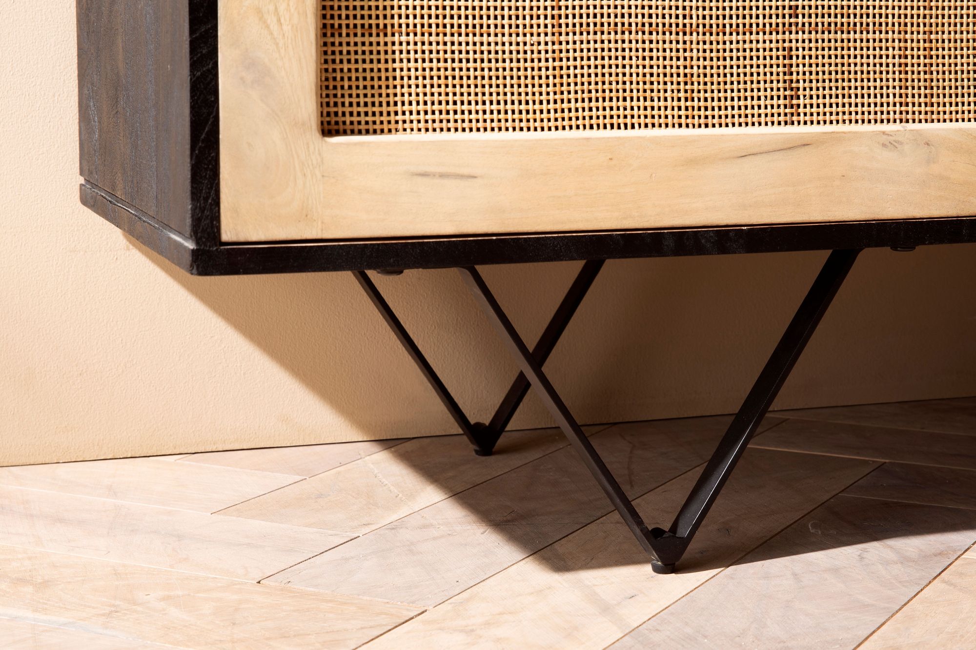 Massivholz Sideboard 175cm Mango Design Kommode mit 3 Rattan Wiener Geflecht Türen Schwarz – Ansicht 5