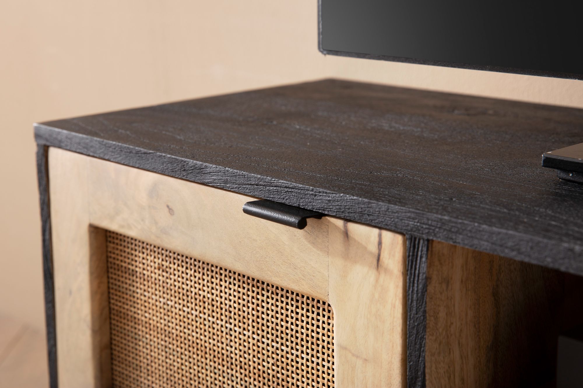 FineBuy Lowboard Mango Massivholz / Rattan 120x44x35 cm TV-Kommode mit zwei Türen, Design TV-Schrank mit Kabeldurchlass, Fernsehtisch Fernsehschrank Modern, Fernsehkommode Wohnzimmer | Farbe: Schwarz