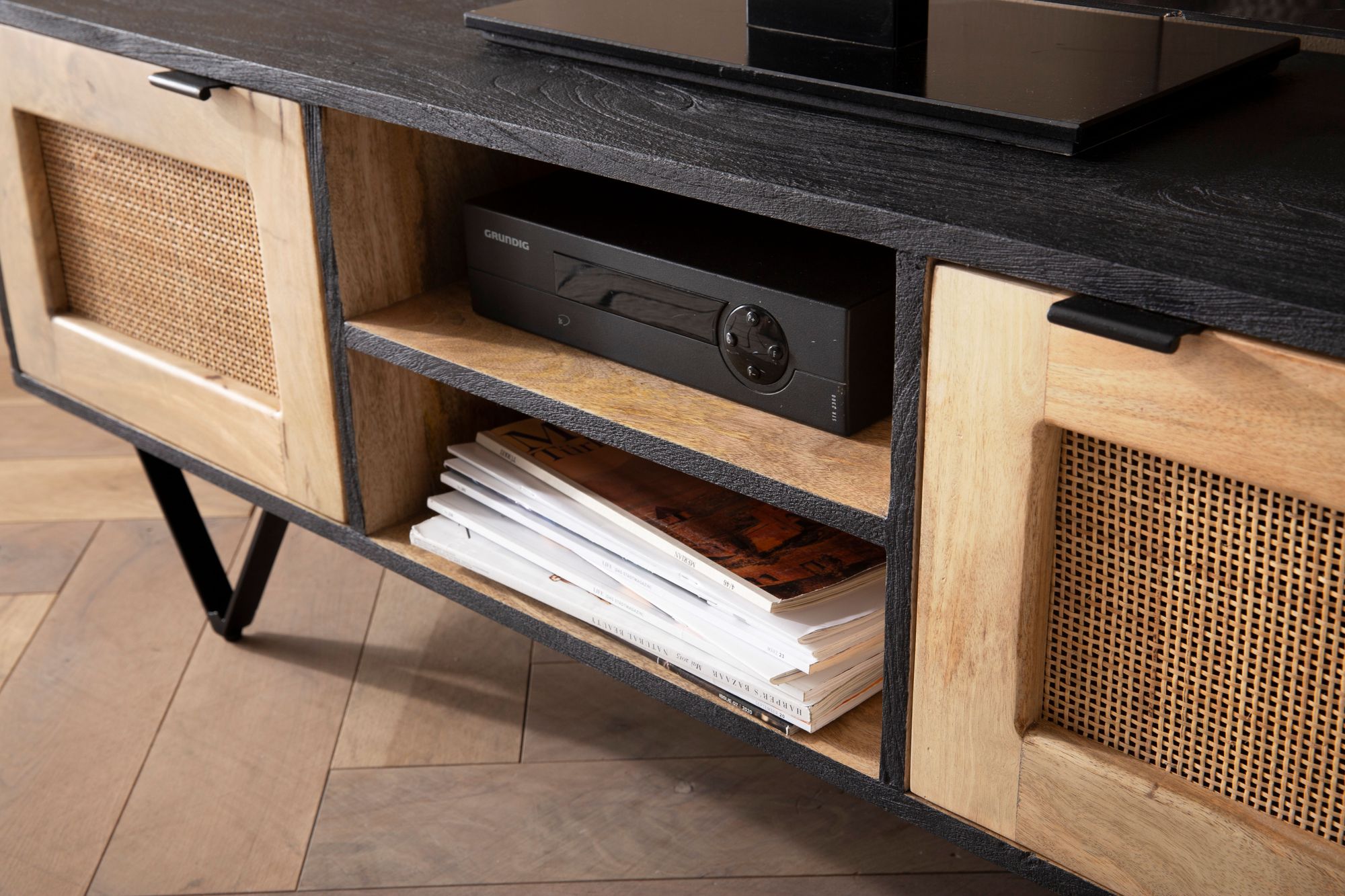 FineBuy Lowboard Mango Massivholz / Rattan 120x44x35 cm TV-Kommode mit zwei Türen, Design TV-Schrank mit Kabeldurchlass, Fernsehtisch Fernsehschrank Modern, Fernsehkommode Wohnzimmer | Farbe: Schwarz