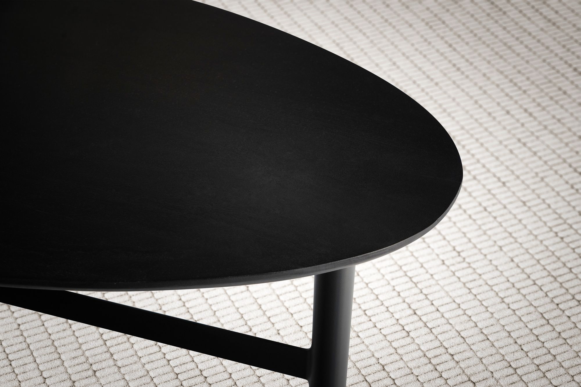 FineBuy Couchtisch 80cm nierenförmig Mango Massivholz schwarz · Wohnzimmertisch mit Dreibein Metallgestell · Moderner Massivholztisch oval im eleganten Design handgefertigt | Farbe: Schwarz FineBuy Couchtisch 80cm nierenförmig Mango Massivholz schwarz · Wohnzimmertisch mit Dreibein Metallgestell · Moderner Massivholztisch oval im eleganten Design handgefertigt | Farbe: Schwarz