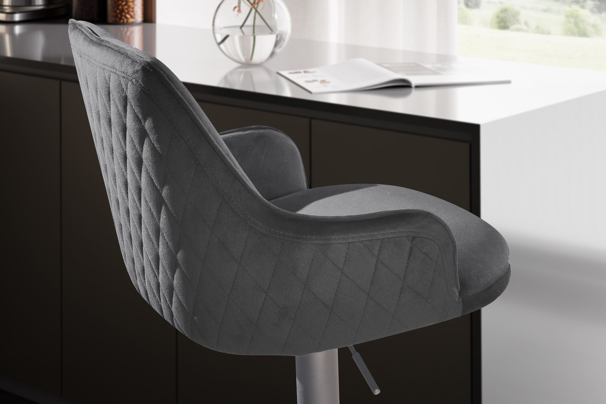 FineBuy Barhocker Samt Hocker mit Lehne 86 - 106 cm, Küchenhocker Höhenverstellbar Modern 100 kg, Barstuhl Tresenhocker mit Metall-Trompetenfuß, Bistrohocker Gepolstert mit Armlehne | Farbe: Schwarz