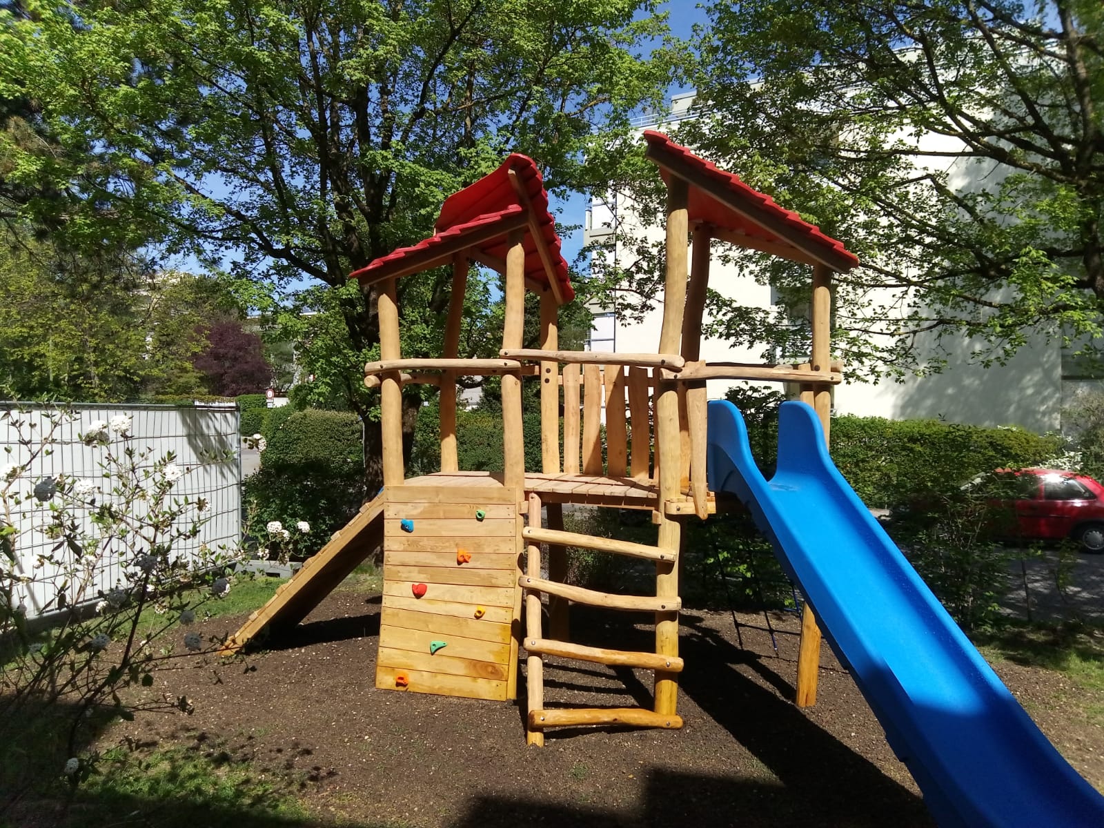 Spielturm aus Robinie für eine Wohnanlage in Puchheim