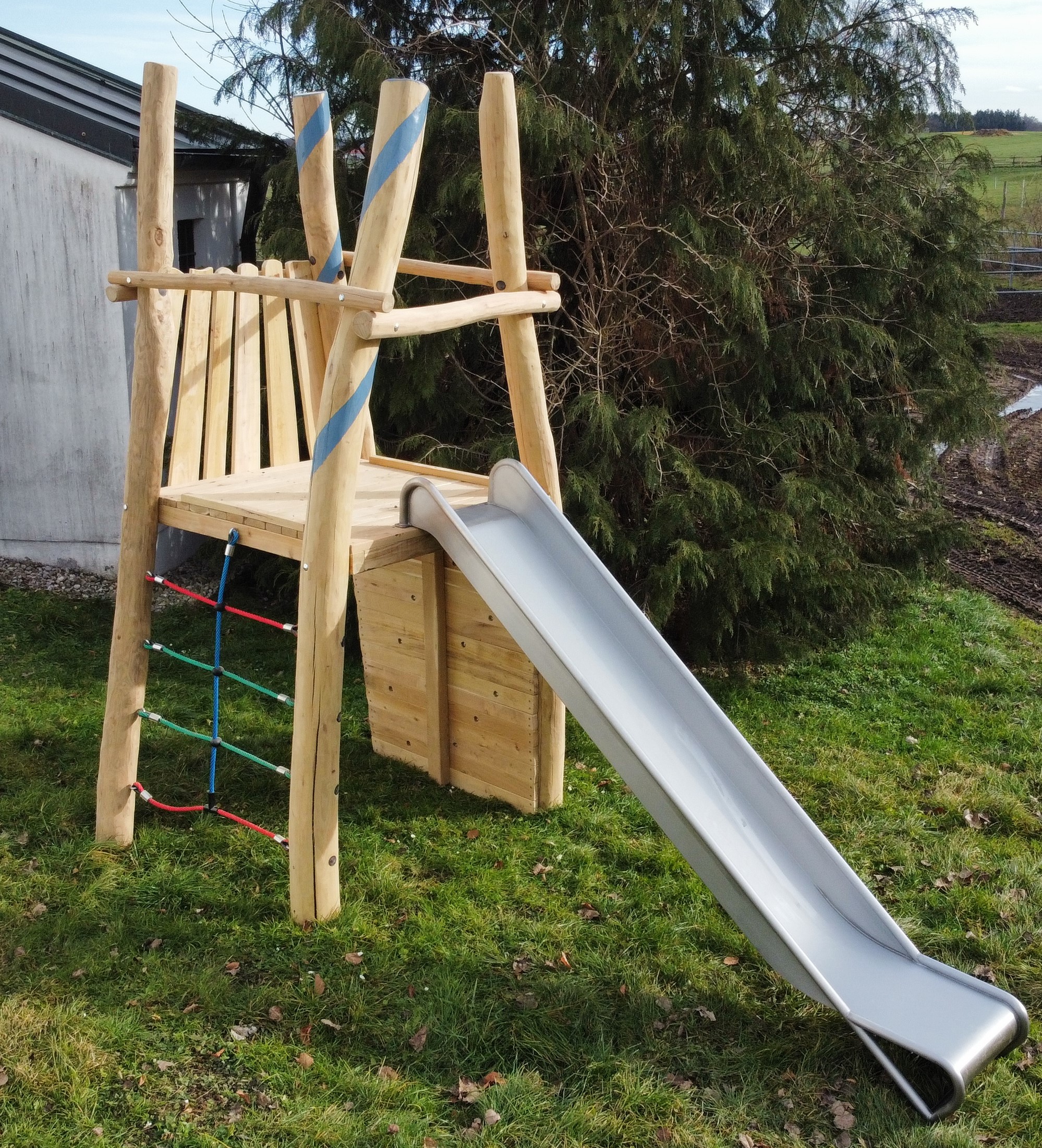 Spielturm Alex gibt es auch mit einer Edelstahlrutsche