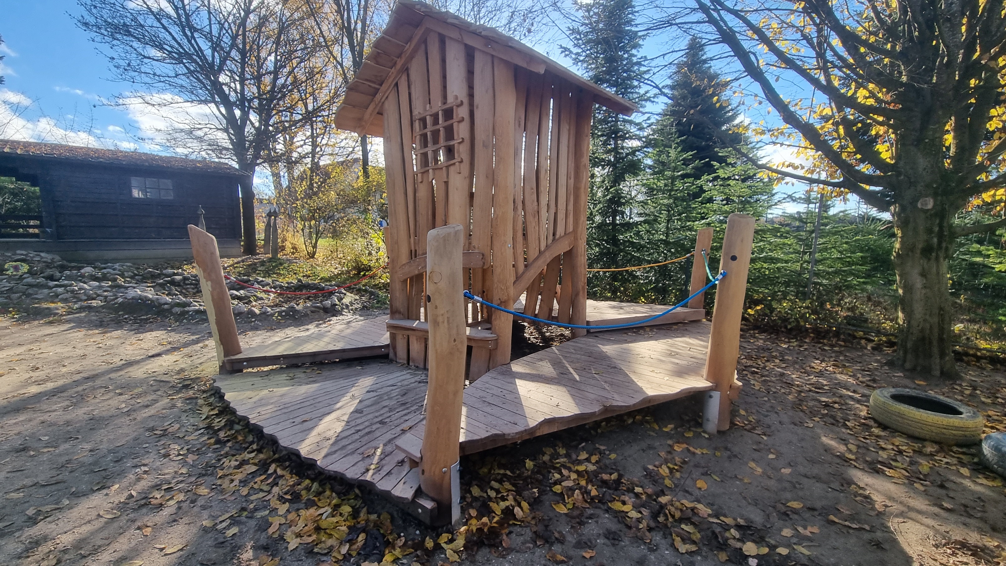 Ein neuer Spielturm für das Kinderhaus St. Bartholomäus in Überacker