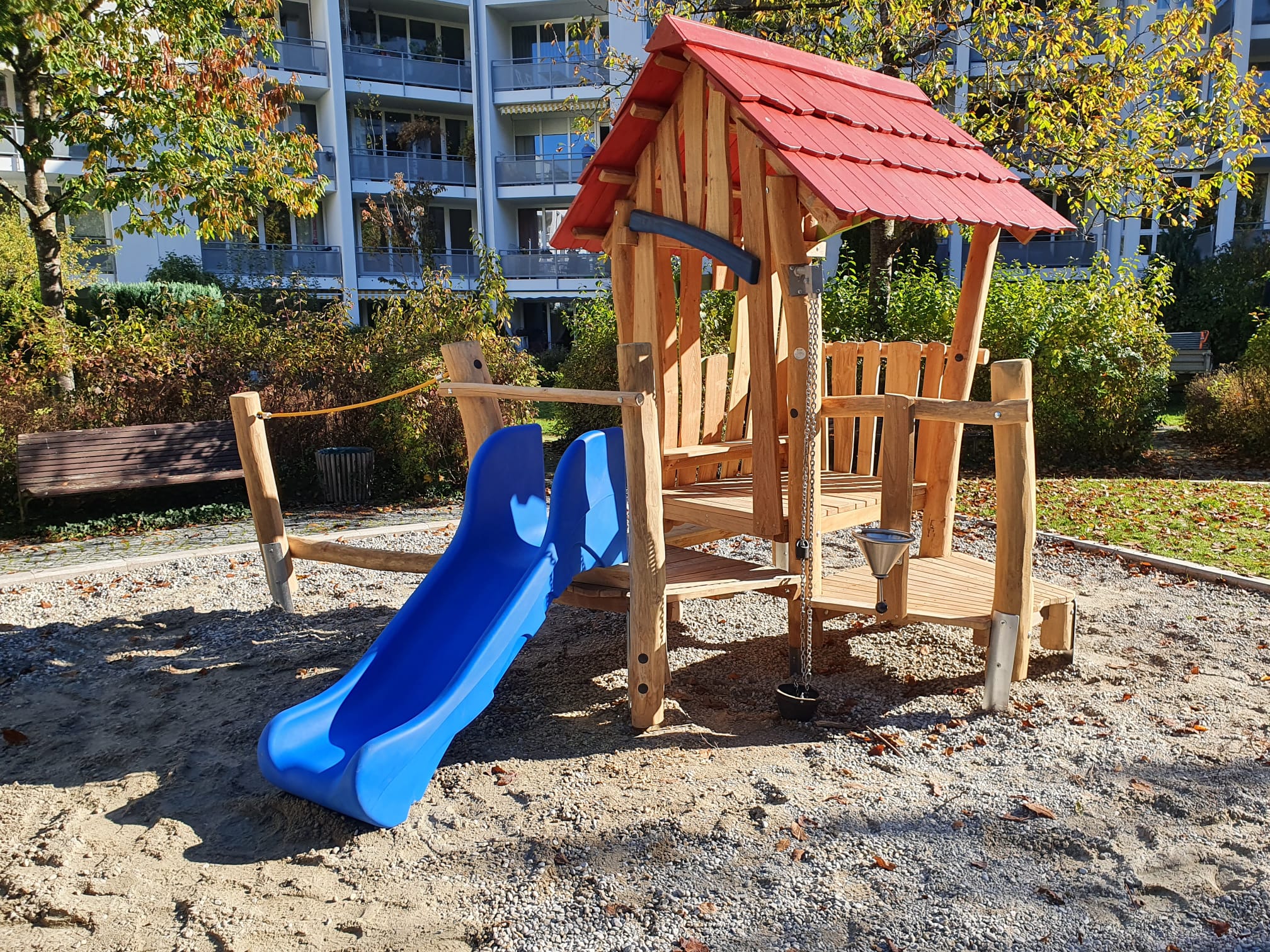 Spielturm Lorenz mit Sandspielstation und Balancierbalken