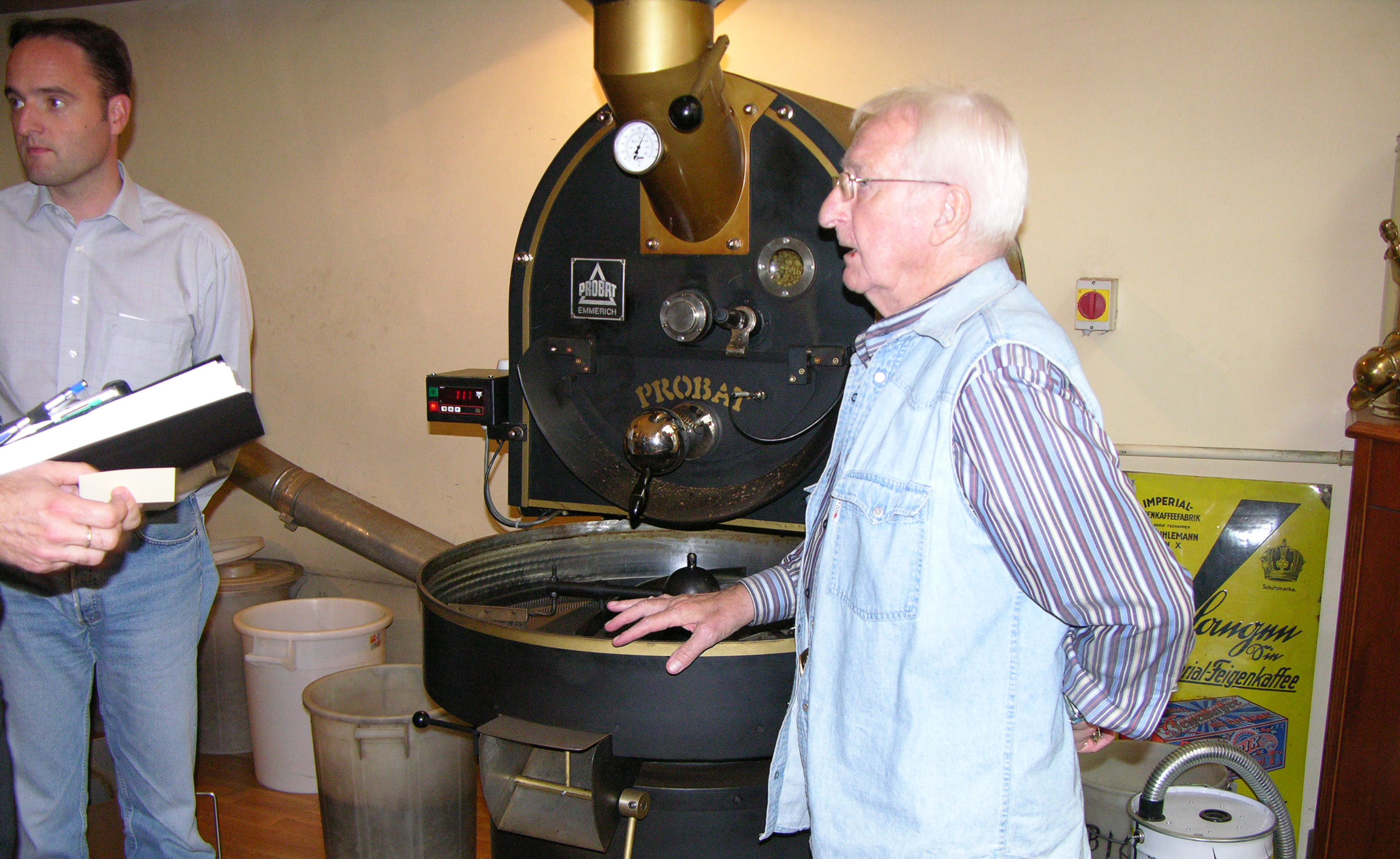  Prof. Leopold Edelbauer und Thomas Eckel an der Probat-Trommel bei der Kaffee-Experten-Ausbildung in Wien 2007 
