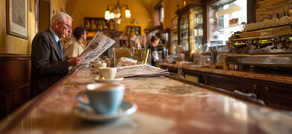  Szene an der Theke einer klassischen italienischen Caffè-Bar 