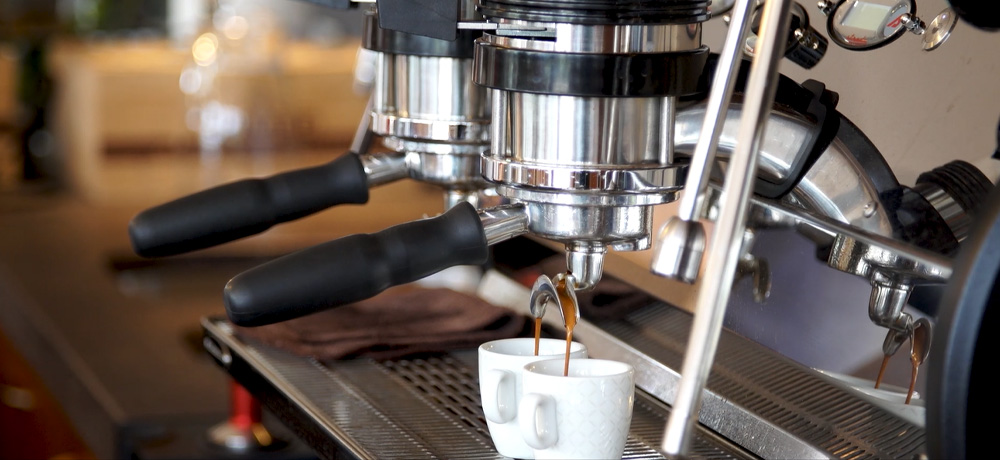  Siebträgermaschine von Lorenzo Martinelli bei Omkafe am Gardasee beim Espresso-Bezug 