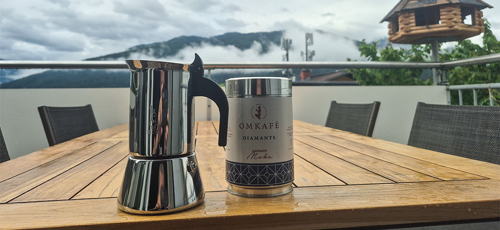 Bialetti mit Diamante Moka-Mahlung Bialetti Venus Espressokocher neben der Omkafe Diamante Moka-Mahlung auf einer Terrasse mit Blick auf die Berge bei Radstadt - eigene Aufnahme von Walter Gefäll