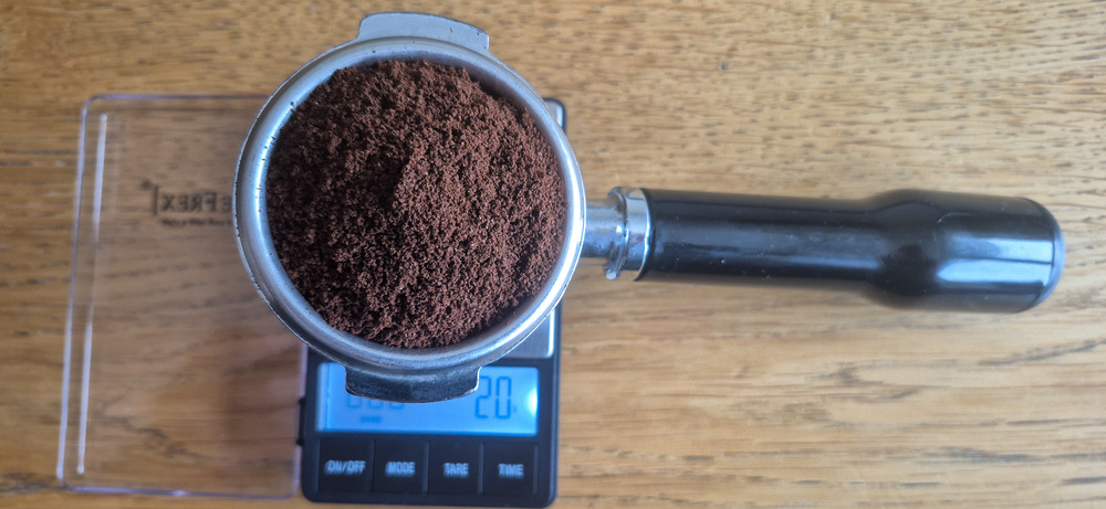 Doppelsieb auf der Waage Mit gemahlenem Kaffee gefüllter Doppelsiebträger auf einer JoeFrex-Espressowaage - eigene Aufnahme von Walter Gefäll am Küchentisch