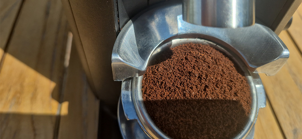 Frischer Mahlgrad aus der Espressomühle für echtes Barniveau Frisch gemahlener Espresso im Siebträger einer Mahlkönig-Espressomühle