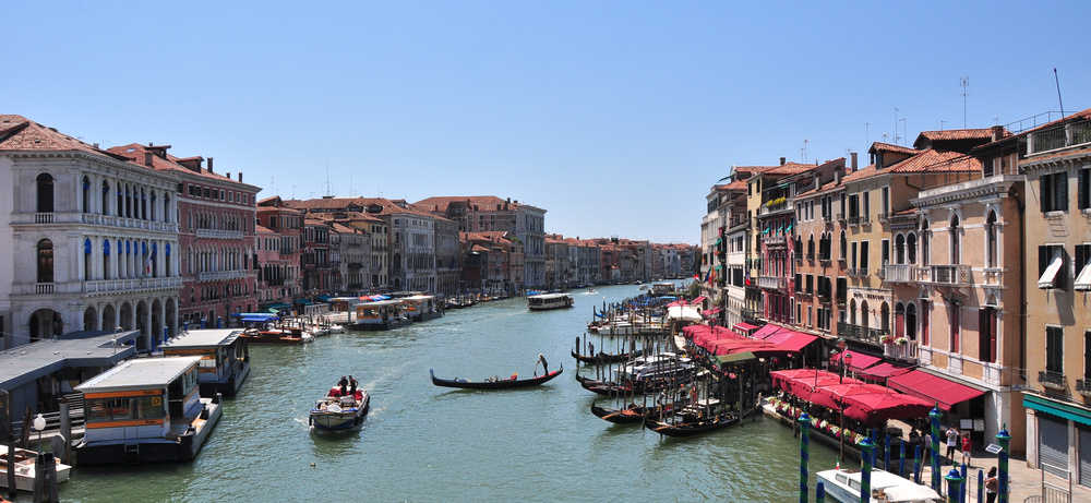 Venedig — die Geburtsstadt der europäischen Kaffeekultur, Handelszentrum zwischen Europa und Orient Blick auf den Canal Grande in Venedig mit Palazzi und Gondeln