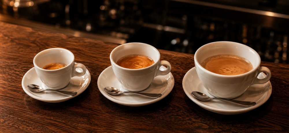 Italienische Kaffeespezialitäten: Der Espresso ist die Basis von allem Espresso-Tasse mit goldener Crema in italienischer Bar-Atmosphäre