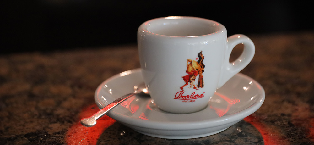 Espresso bei Barbera in Neapel — Original-Tasse mit Logo dal 1870 Original Barbera-Espressotasse mit Logo dal 1870 auf Granittheke der Rösterei in Neapel