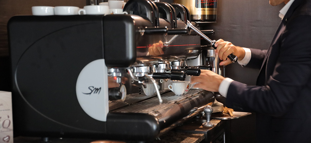 Elio Barbera an der Hebelmaschine — Espresso direkt in der Rösterei Elio Barbera bereitet an einer Hebelmaschine in der Eingangsbar der Rösterei Barbera in Neapel einen Espresso zu