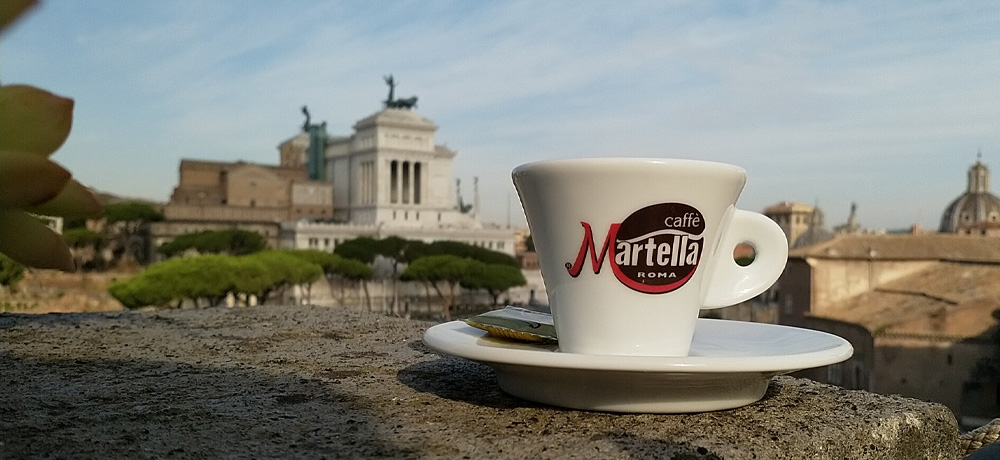  Espressotasse mit Martella-Caffè in einer Bar in Rom 