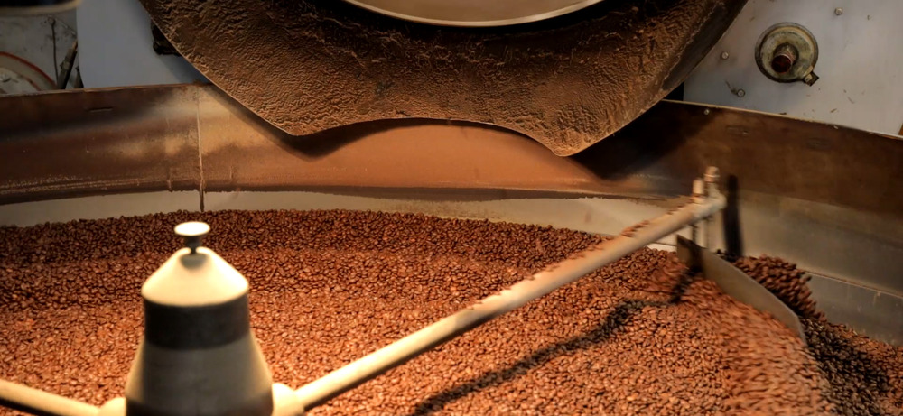 Trommelröstung bei Jolly Café in Florenz — handwerklicher Qualitätskaffee statt Heißluft-Industrieprozess Trommelröster bei der Rösterei Jolly Café in Florenz — Kaffeebohnen während des langsamen handwerklichen Röstvorgangs, eigene Aufnahme aus der Rösterei