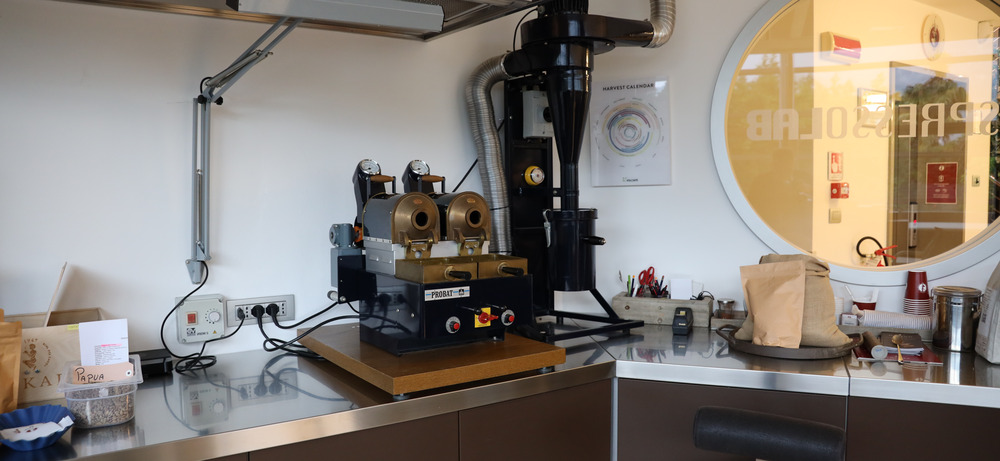 Das Espresolab — Mini-Versuchslabor bei Omkafe für Probe-Röstungen kleiner Mengen Mini-Versuchslabor Espresolab bei Omkafe in Arco mit kleinen Rösttrommeln für Probe-Röstungen