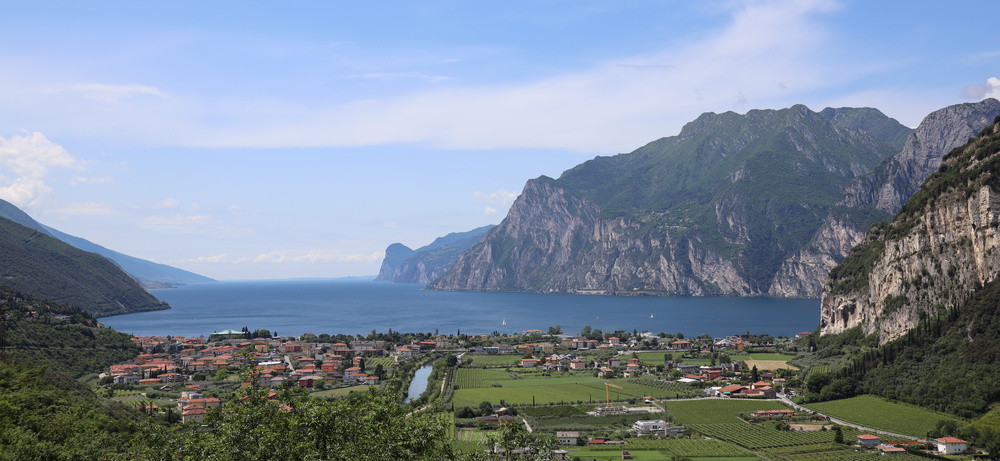 Der nördliche Gardasee mit Riva del Garda — die Heimat von Omkafe Panoramablick auf den nördlichen Gardasee mit Riva del Garda im Vordergrund und den Bergen am Ostufer