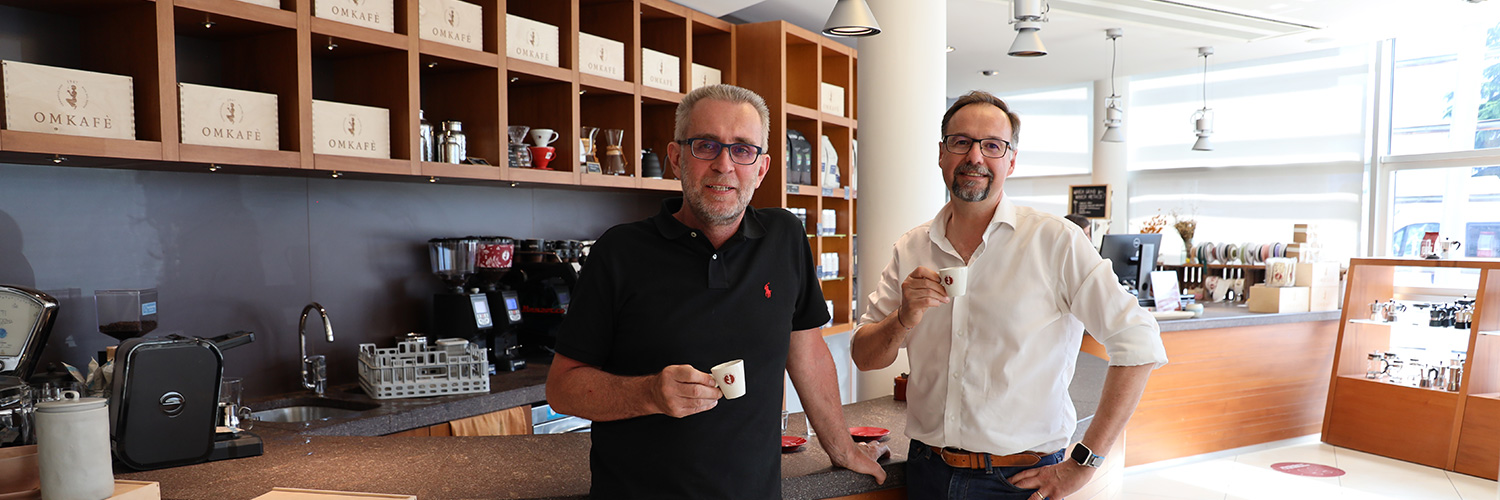 Walter Gefäll mit Lorenzo Martinelli, Inhaber der Rösterei Omkafe, im Omkafe-Geschäft am Gardasee