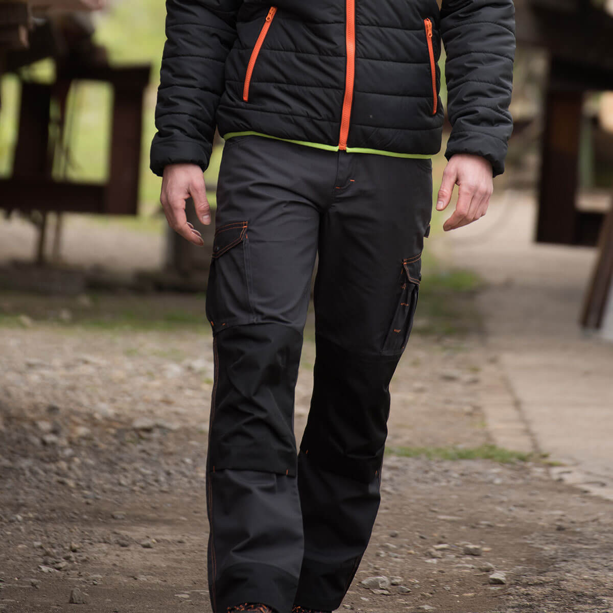 Beinbereich eines Mannes mit einer Arbeitshose von Terrax Workwear