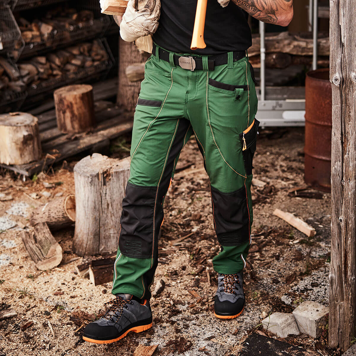 Beinbereich eines Mannes mit einer Arbeitshose von Terrax Workwear