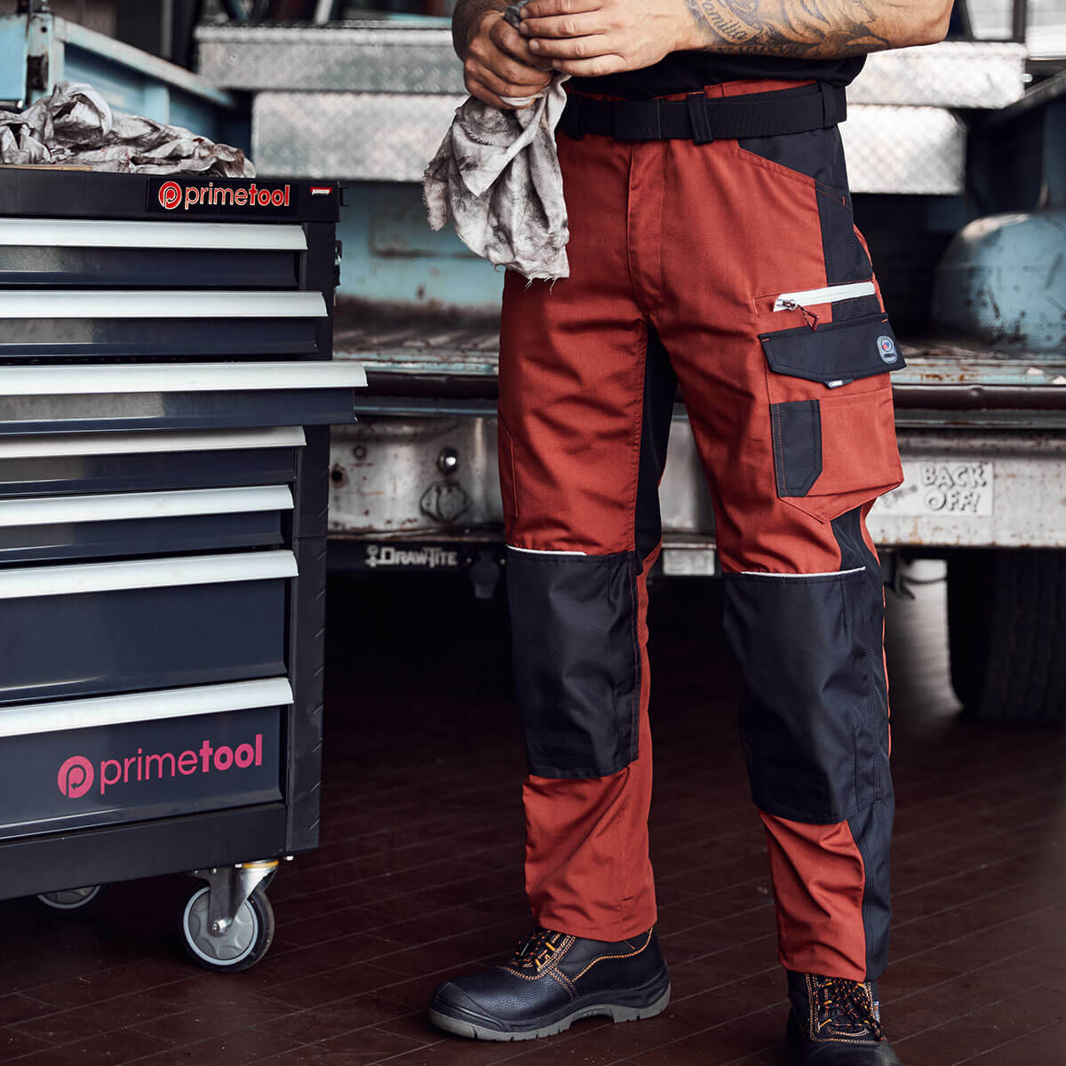 Beinbereich eines Mannes mit einer Arbeitshose von Terrax Workwear