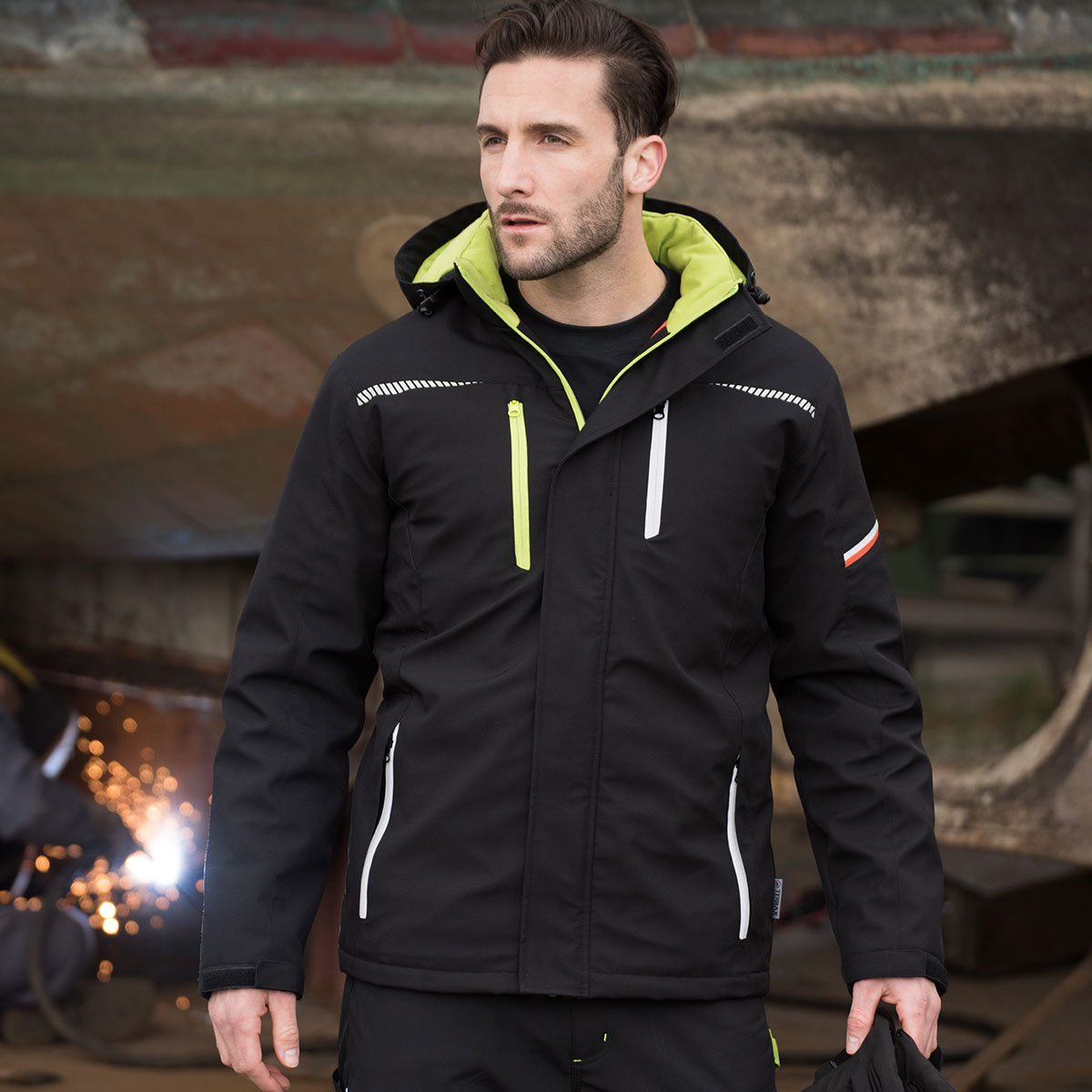 Mann trägt eine Arbeitsjacke von Terrax Workwear