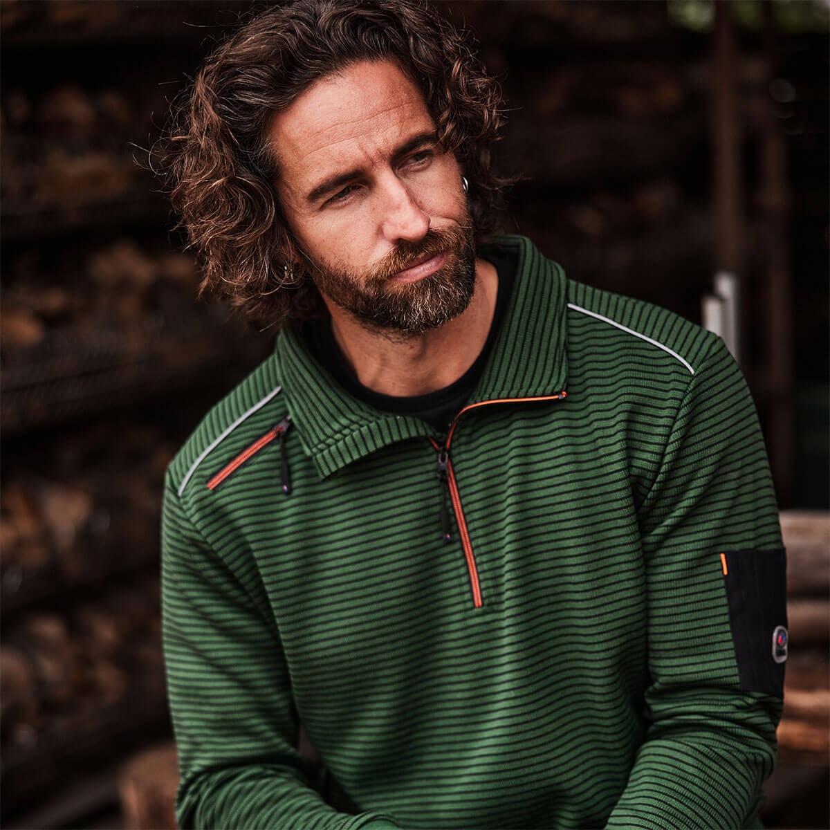 Mann mit Pullover als Verweis auf die Kategorie Pullover und Shirts