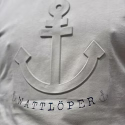 Wattloeper-Herren-T-Shirt-mit-PopUp-Druck-Anker-Beige1-4.jpg Wattloeper-Herren-T-Shirt-mit-PopUp-Druck-Anker-Beige1-4.jpg