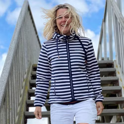 Wattloeper-Damen-Strickfleecejacke-im-Streifen-Design-Blau-Weiss-1_1.jpg Wattloeper-Damen-Strickfleecejacke-im-Streifen-Design-Blau-Weiss-1_1.jpg
