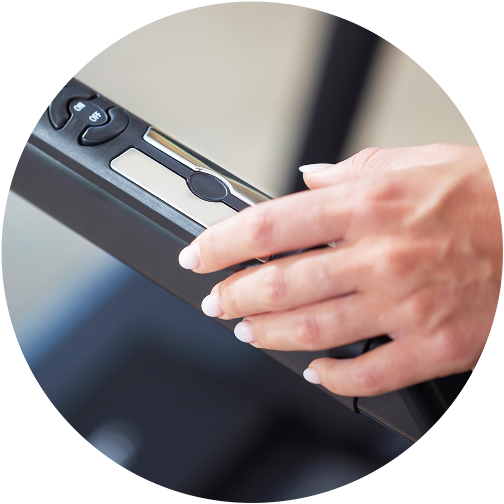 Laufband CS 4000: PulsgriffeDie Pulsüberwachung erfolgt durch die Pulssensoren an den Griffen oder durch einen optional erhältlichen Bluetooth-Pulsgurt. 