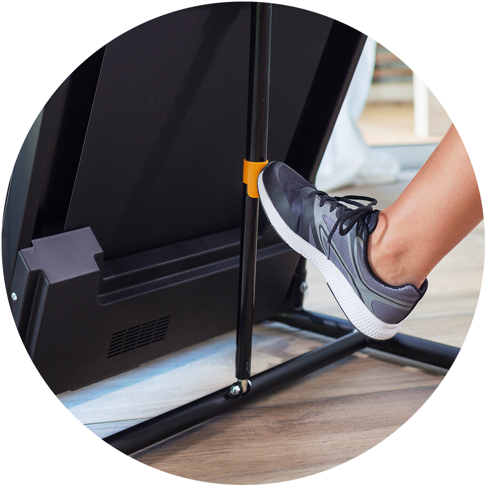 Laufband CS 4000: PlatzsparendDurch das Soft-Drop-System ist nur eine simple Berührung der Fußspitze nötig, um ein automatisches und leichtgängiges Ausklappen der Lauffläche zu ermöglichen. 