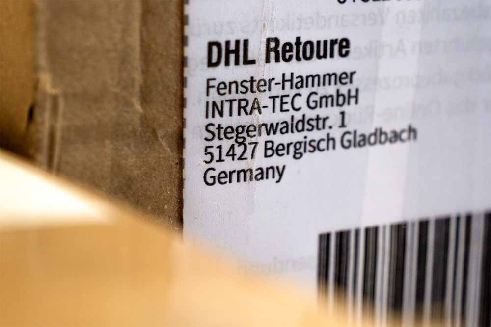 Paket mit DHL-Retourenlabel an INTRA-TEC, Bergisch Gladbach