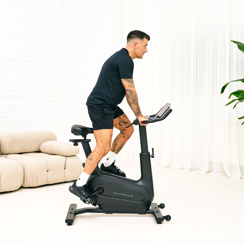 Mann trainiert auf Kuipers Indoor Bike mit Kinomap