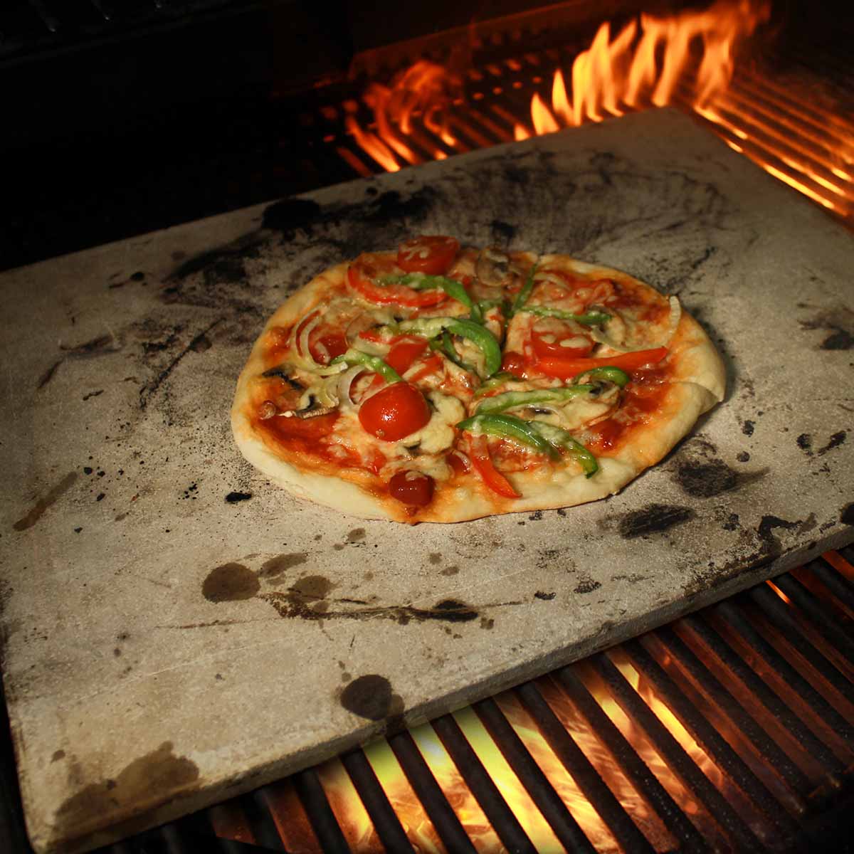 Knusprige Pizza vom Grill oder direkt aus dem Backofen