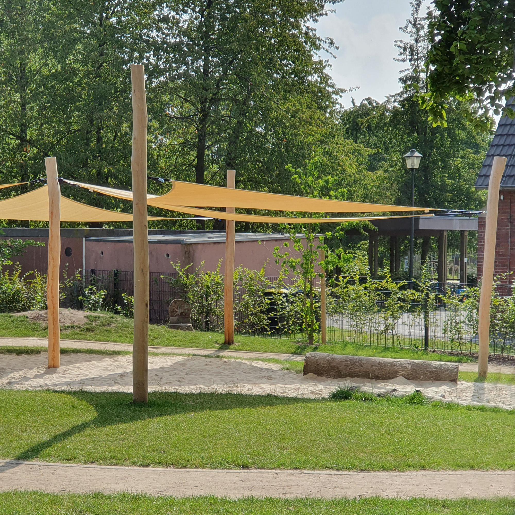 KITA Sonnensegel Komplettset dreieckig freistehend mit Robinienpfosten