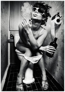     Poster Kloparty - Sexy Frau auf Toilette mit Zigarette und Schnaps