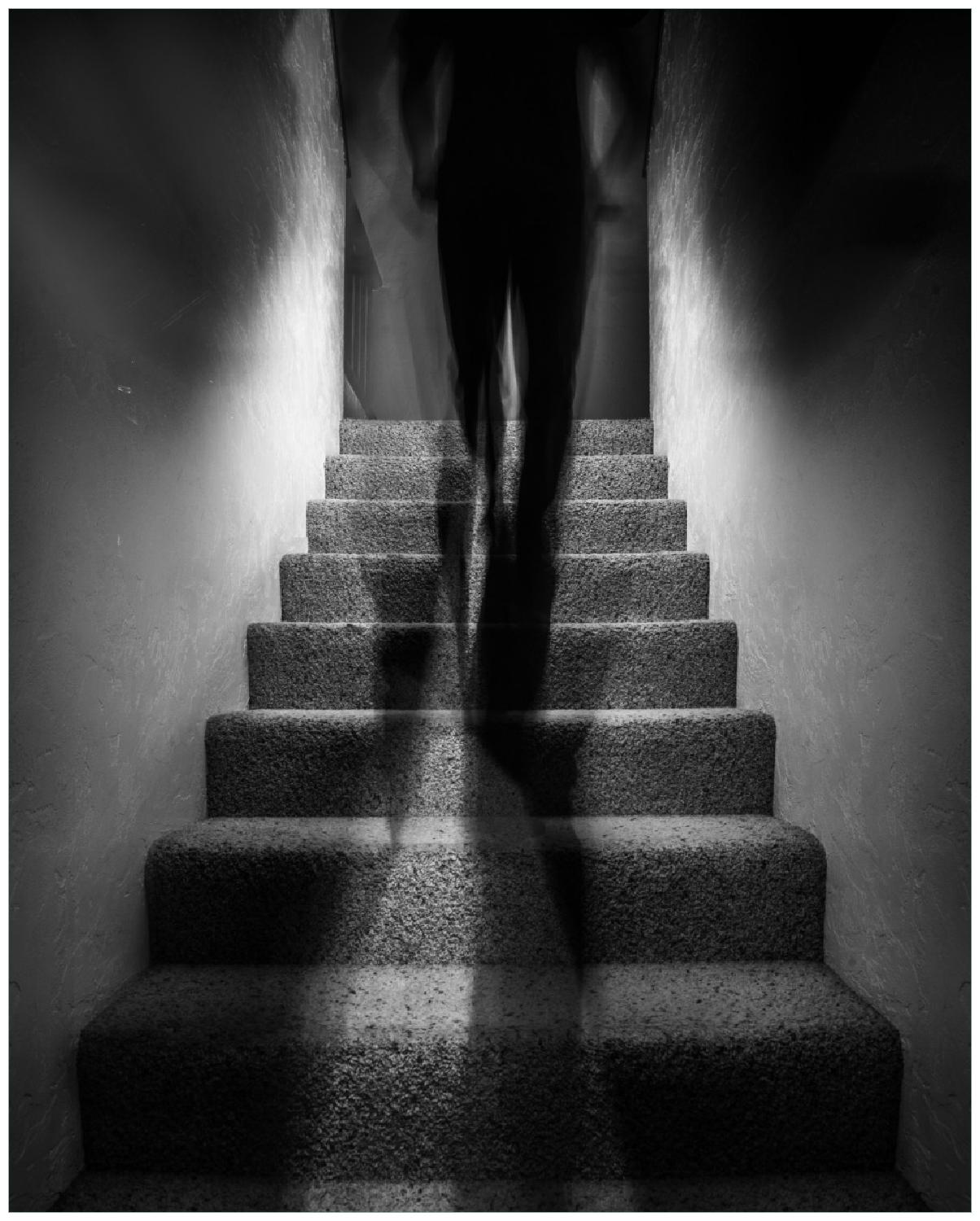 Poster Mysteri se Treppe Mit Schattenfigur Schwarzwei Wallario de