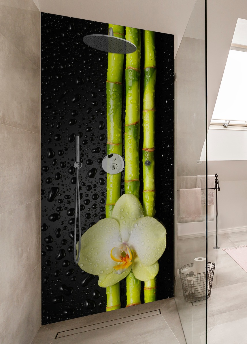 Duschrckwand Grne Orchidee mit Bambus auf schwarz - Regentropfen |  Wallario.de