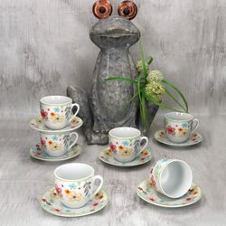 03-MamboCat-Variant-Kaffeetasse-mit-Untertasse-Bluemchen-Ambientebild.jpg 03-MamboCat-Variant-Kaffeetasse-mit-Untertasse-Bluemchen-Ambientebild.jpg