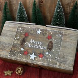 07-23105178-HIT-Weihnachtsbaum-18tlg-Kaffeeservice-2024-Ambientebild-mit-Geschenkkarton-02.jpg 18tlg Kaffeeservice WEIHNACHTSBAUM für 6 Personen aus Porzellan – 23105178_Bild_7