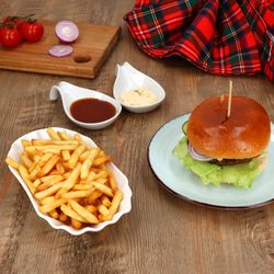 03-24302114-HIT-Fries-Pommesschale-weiss-Ambientebild-Burger.jpg 7cm – 24302114_Bild_3