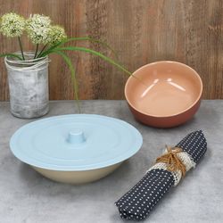 05-10052-Kela-Flex-Frischhaltedeckel-gross-20cm-Ambientebild-02.jpg 2er Set FLEX Frischhaltedeckel Ø20cm hellblau aus Silikon – 10052_Bild_5