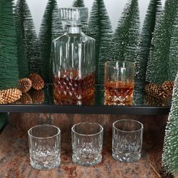 03-13091-Haushalt-Intenational-Whisky-Set-5tlg-Ambientebild-Weihnachten-01.jpg 5tlg Whilly Whisky Set - 1x Dekanter + 4x Gläser aus Glas - 13091_Bild_3